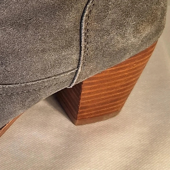 Diba Sophia Grey Suede Ankle Boots Gold Button Accent Zip Inside Mid Heel 9.5 - Picture 3 of 14